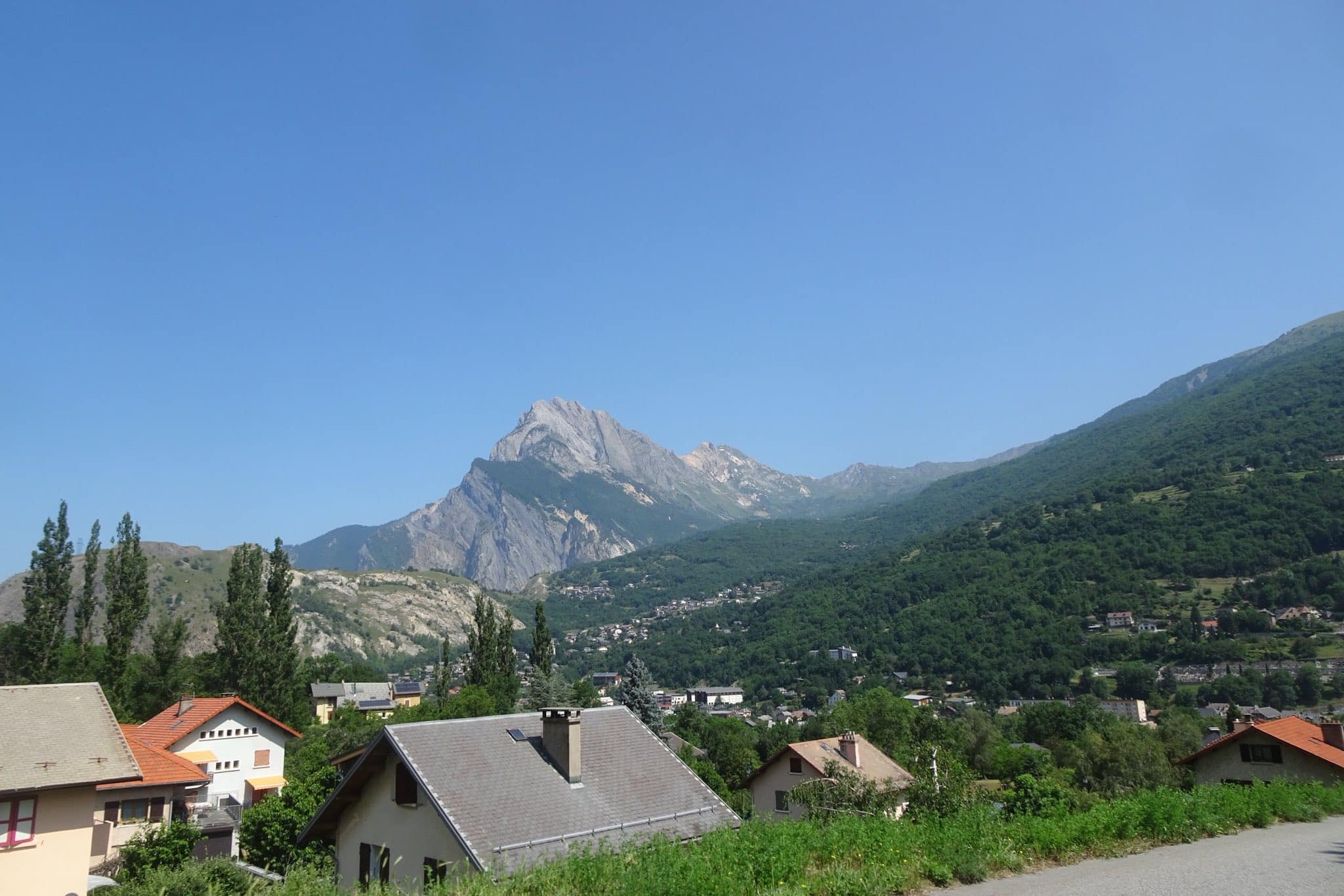 Les Alpes Françaises et les Pyrénées — Cols mythiques et routes de haute montagne