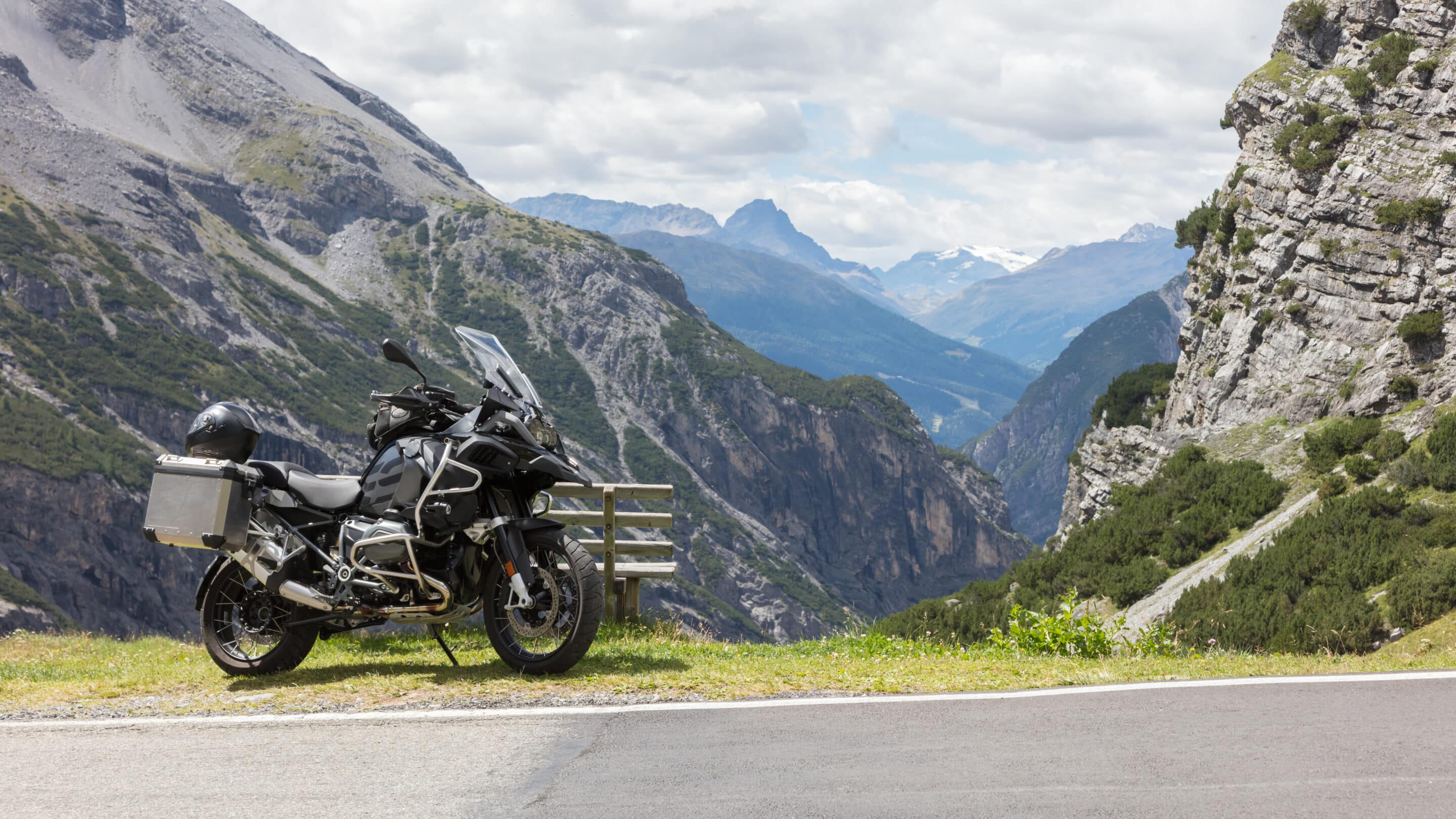 Paysage de l'itinéraire Au cœur des Alpes — Stelvio, Bonette, Allos, Lac Majeur, Lac de Garde
